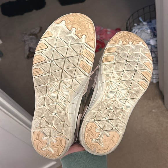 Light pink Nike shoes - Picture 7 of 7